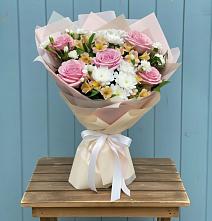 Букет цветов из:  Гвоздики, Орхидеи и Розы в Гуеве