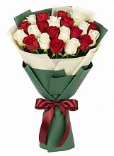 Букет Микс из красных и белых роз в Гуеве