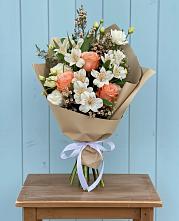 Букет цветов из:  Альстромерии, Лизиантусы, Розы и Хризантемы в Гуеве