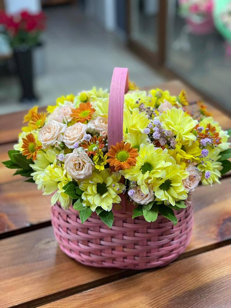 Цветочная композиция из Хризантемы и Розы в корзине в Гуеве