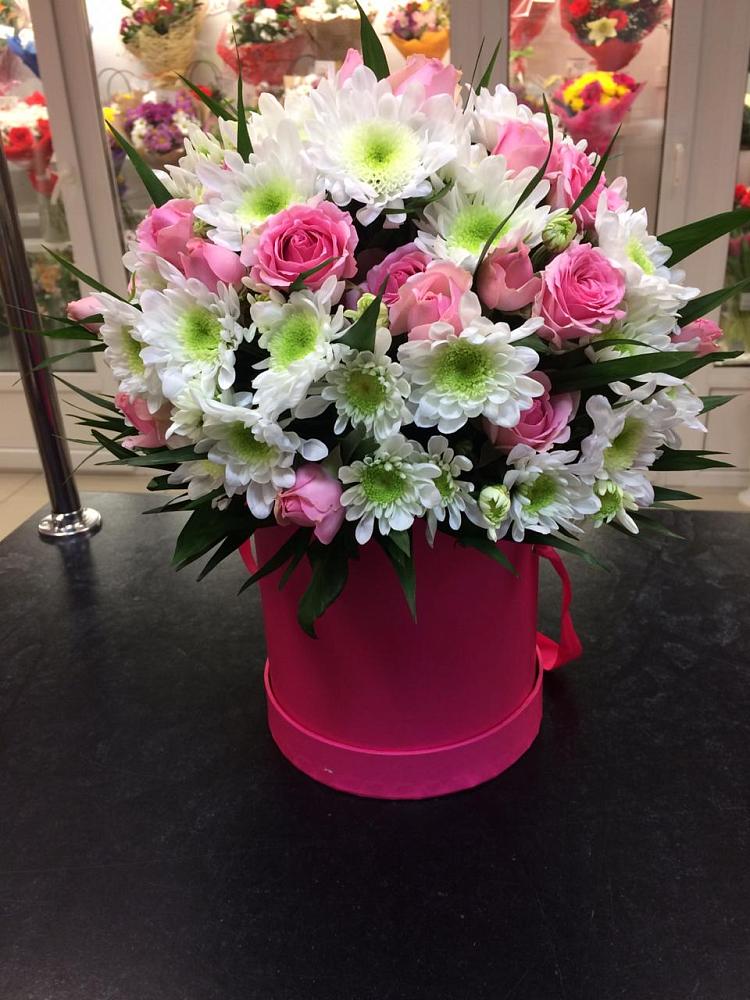 Цветочная композиция из Розы и Хризантемы в шляпной коробке в Гуеве