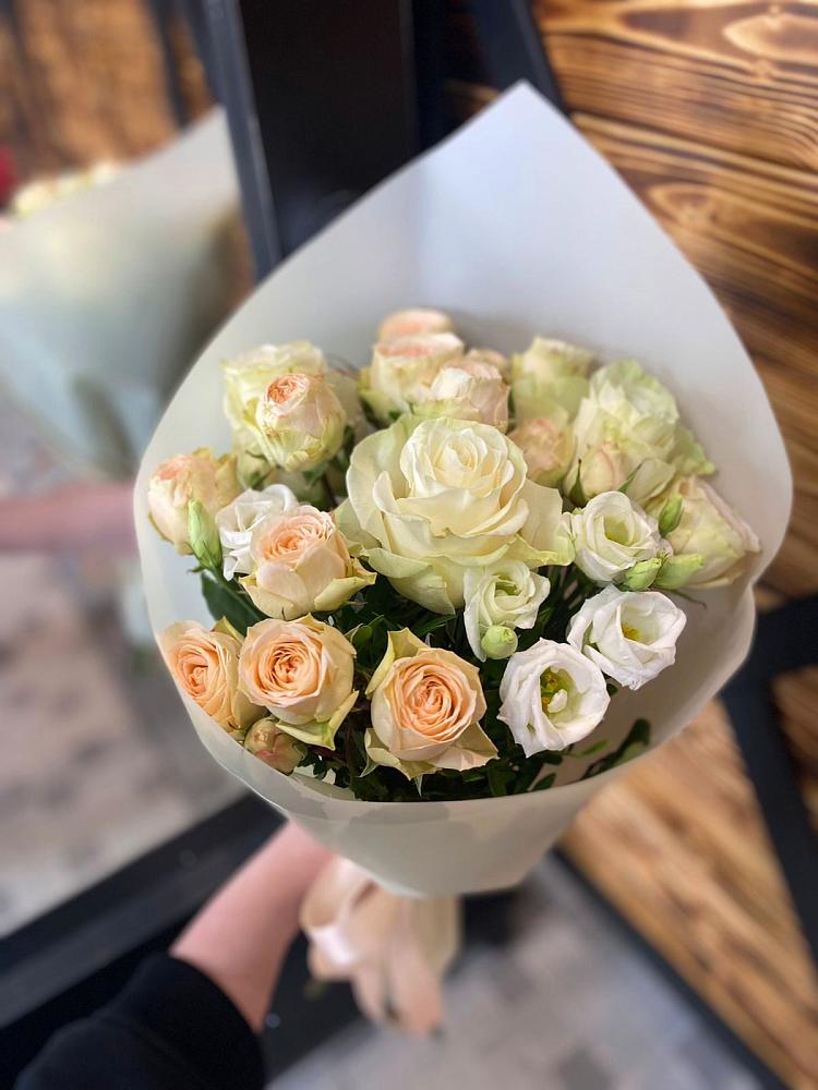 Букет цветов из: Розы и Лизиантусы в Гуеве